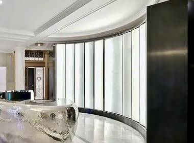 A room with many windows and a white wall